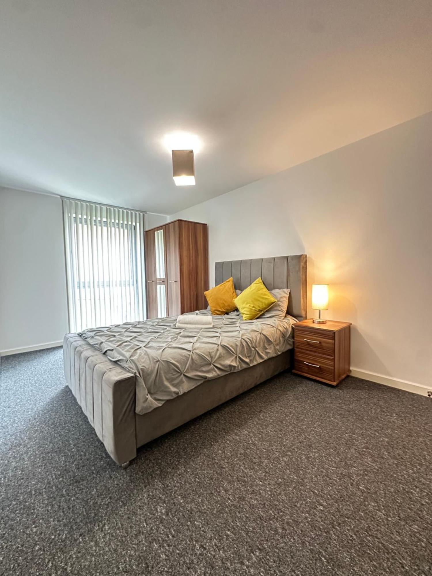 2 Bed Ensuite With Balcony And Free Onsite Secure Parking Apartment Manchester