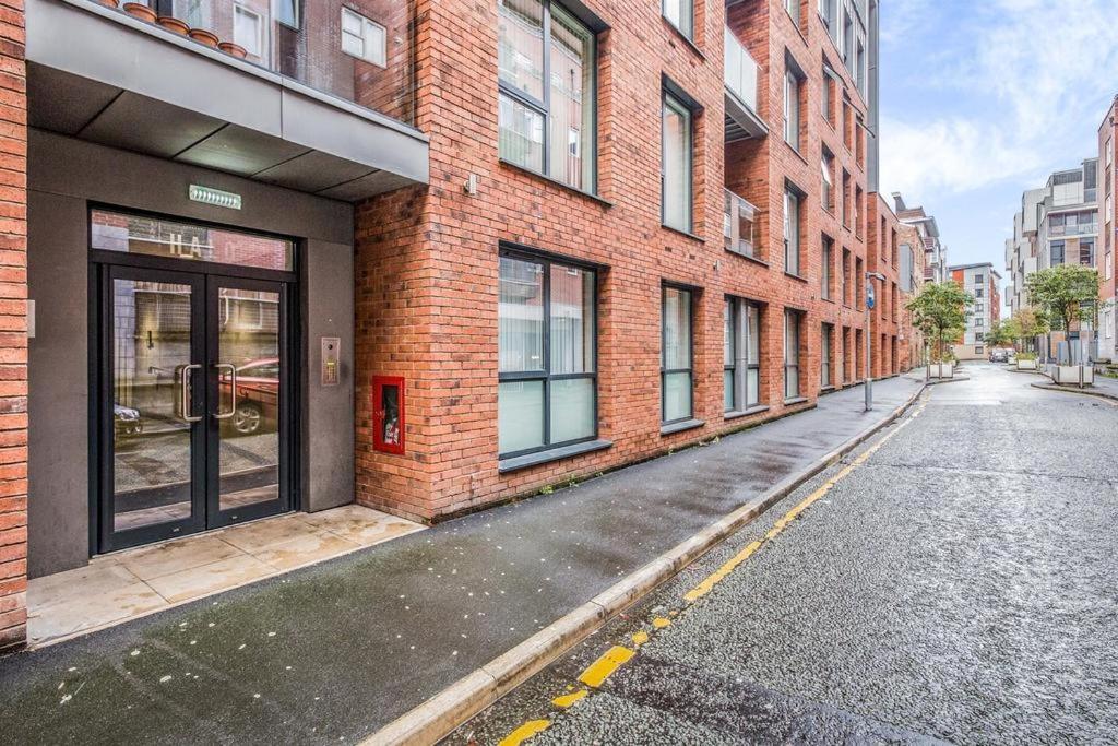 Apartment 2bed 2bath Free Parking Very *