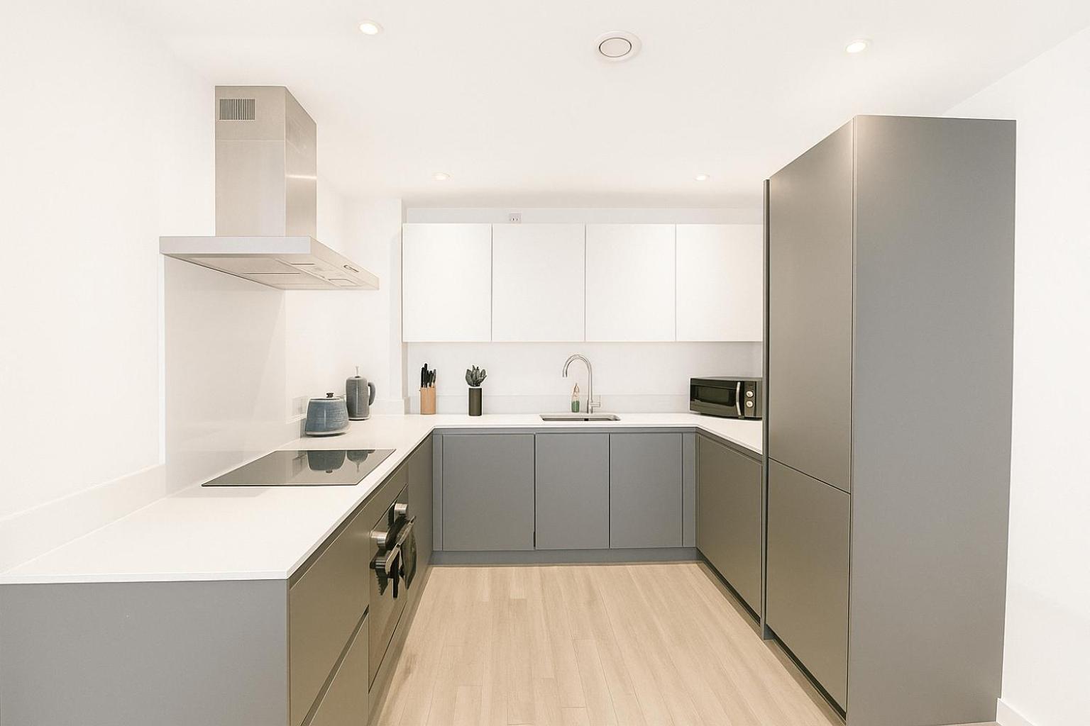 2bed 2bath Free Parking Very *