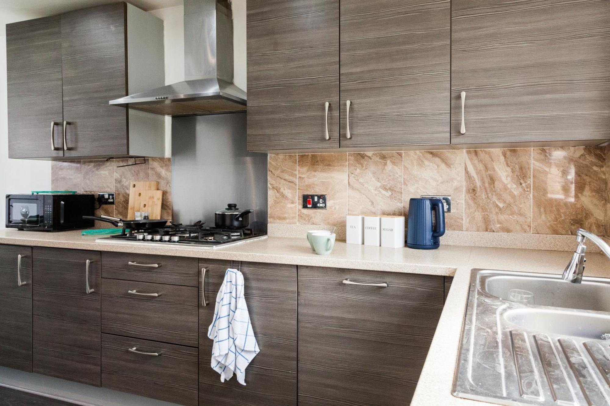 Stunning 4 Bed In Salford - Sleeps 9
