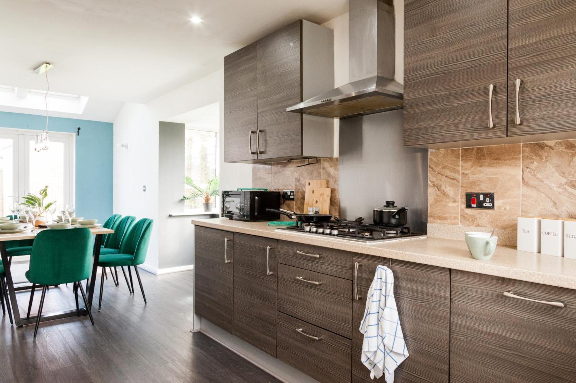Stunning 4 Bed In Salford - Sleeps 9