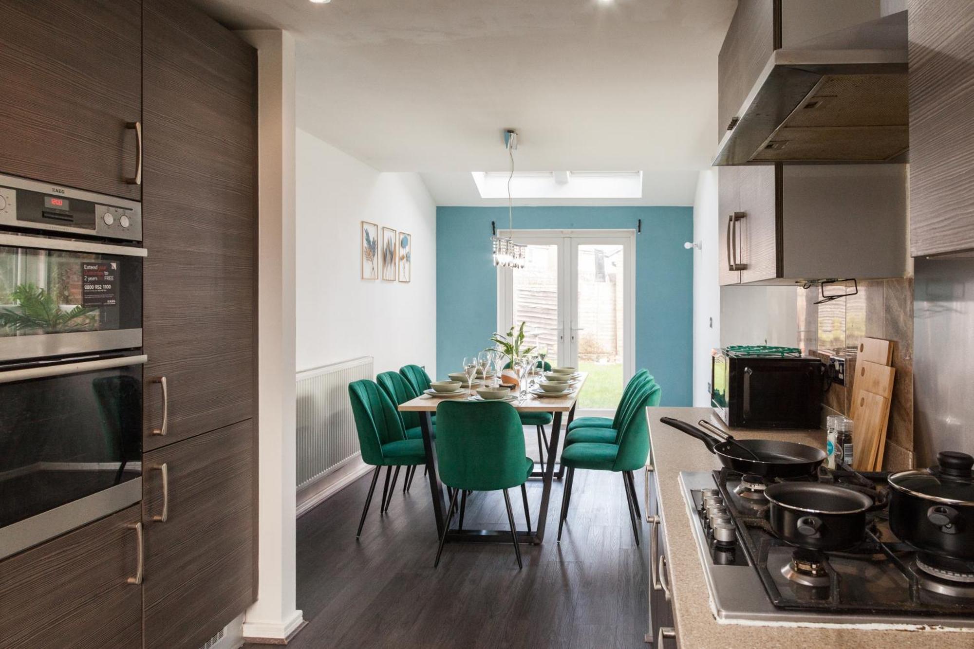 Villa Stunning 4 Bed In Salford - Sleeps 9 *