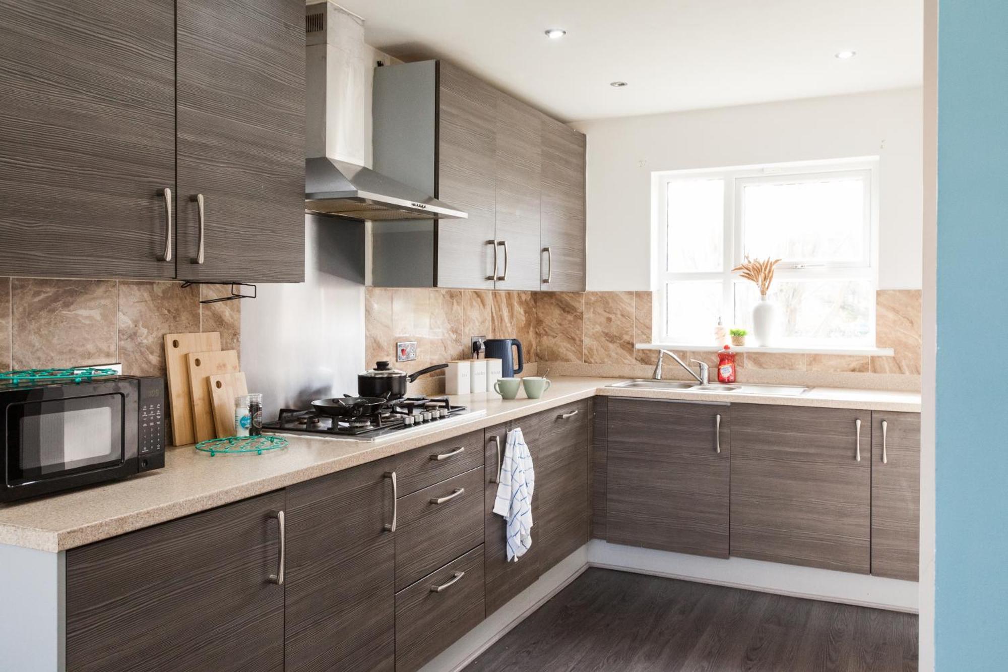 Stunning 4 Bed In Salford - Sleeps 9 Villa