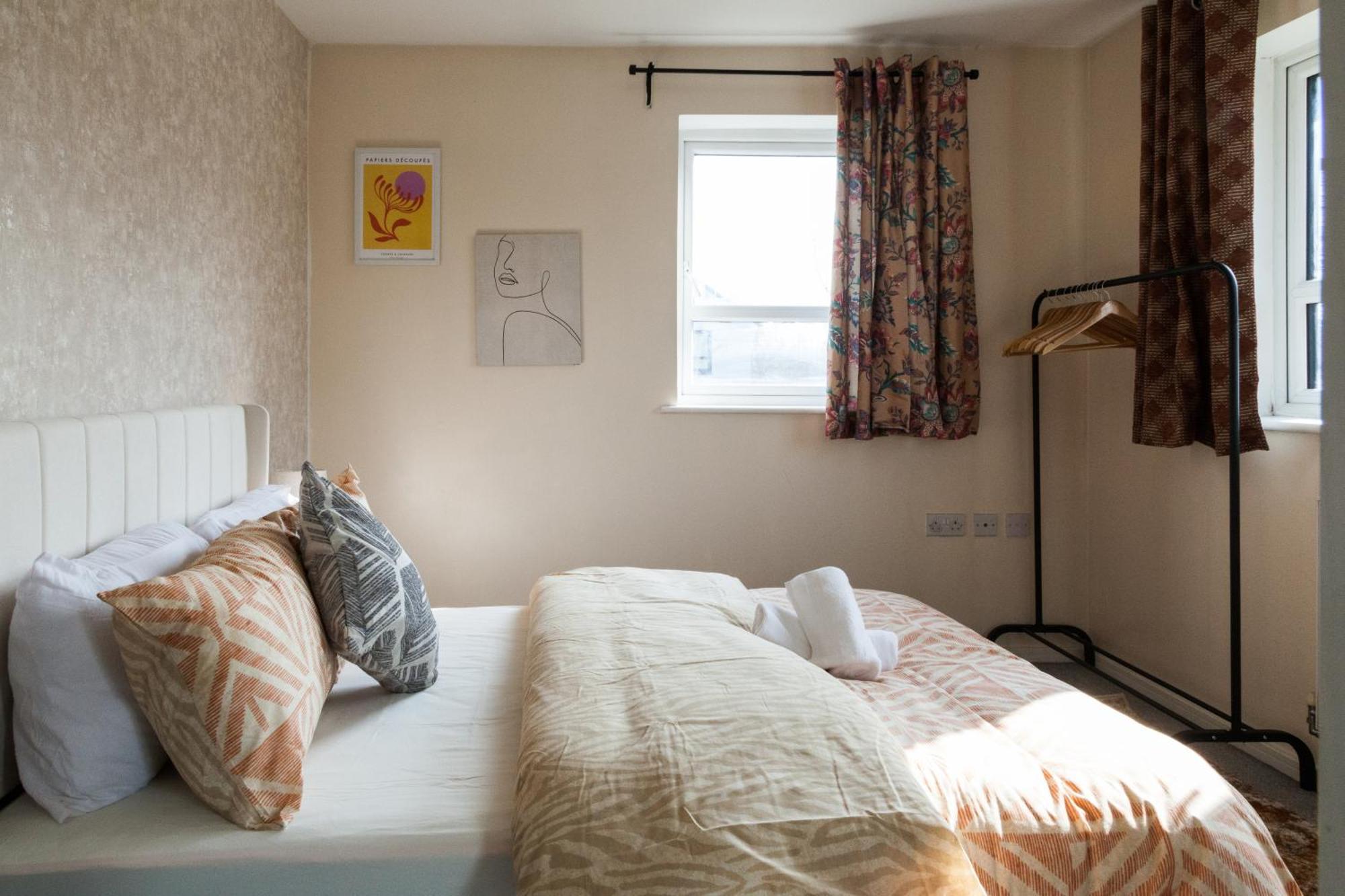 Stunning 4 Bed In Salford - Sleeps 9 Villa Manchester