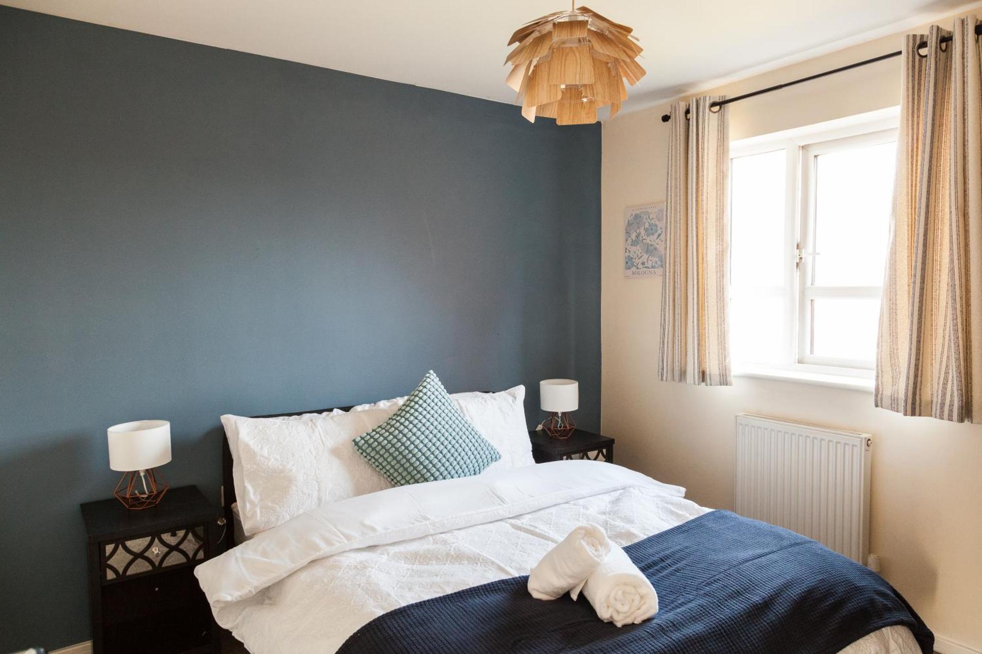 Stunning 4 Bed In Salford - Sleeps 9 *