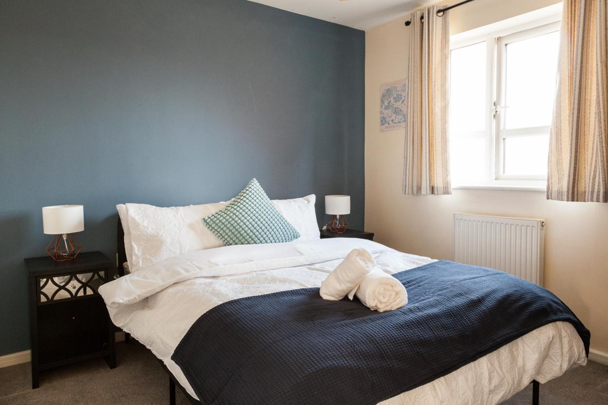 Stunning 4 Bed In Salford - Sleeps 9 Villa *