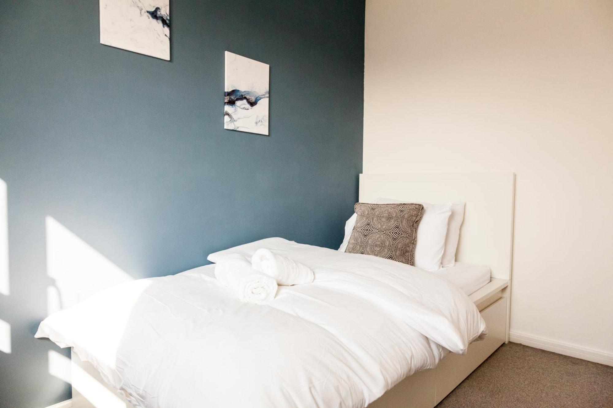 Stunning 4 Bed In Salford - Sleeps 9 Villa Manchester