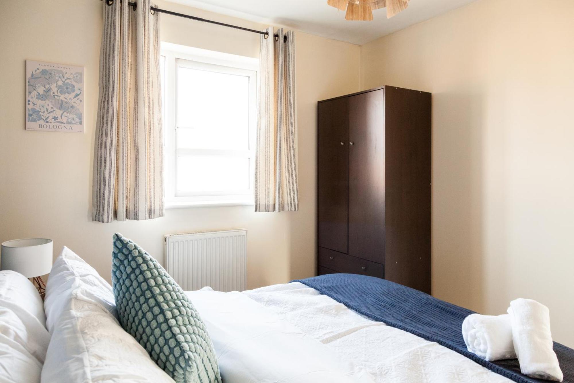 Stunning 4 Bed In Salford - Sleeps 9