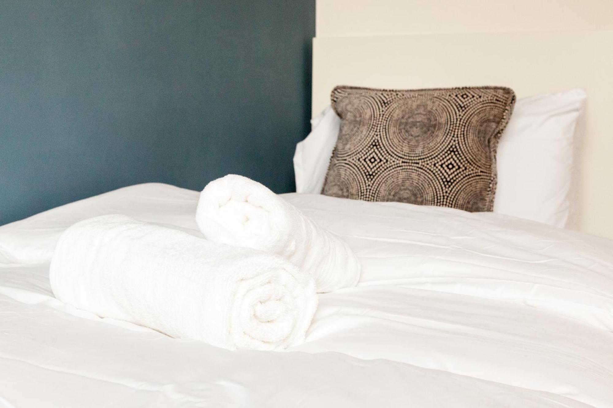 Villa Stunning 4 Bed In Salford - Sleeps 9 *