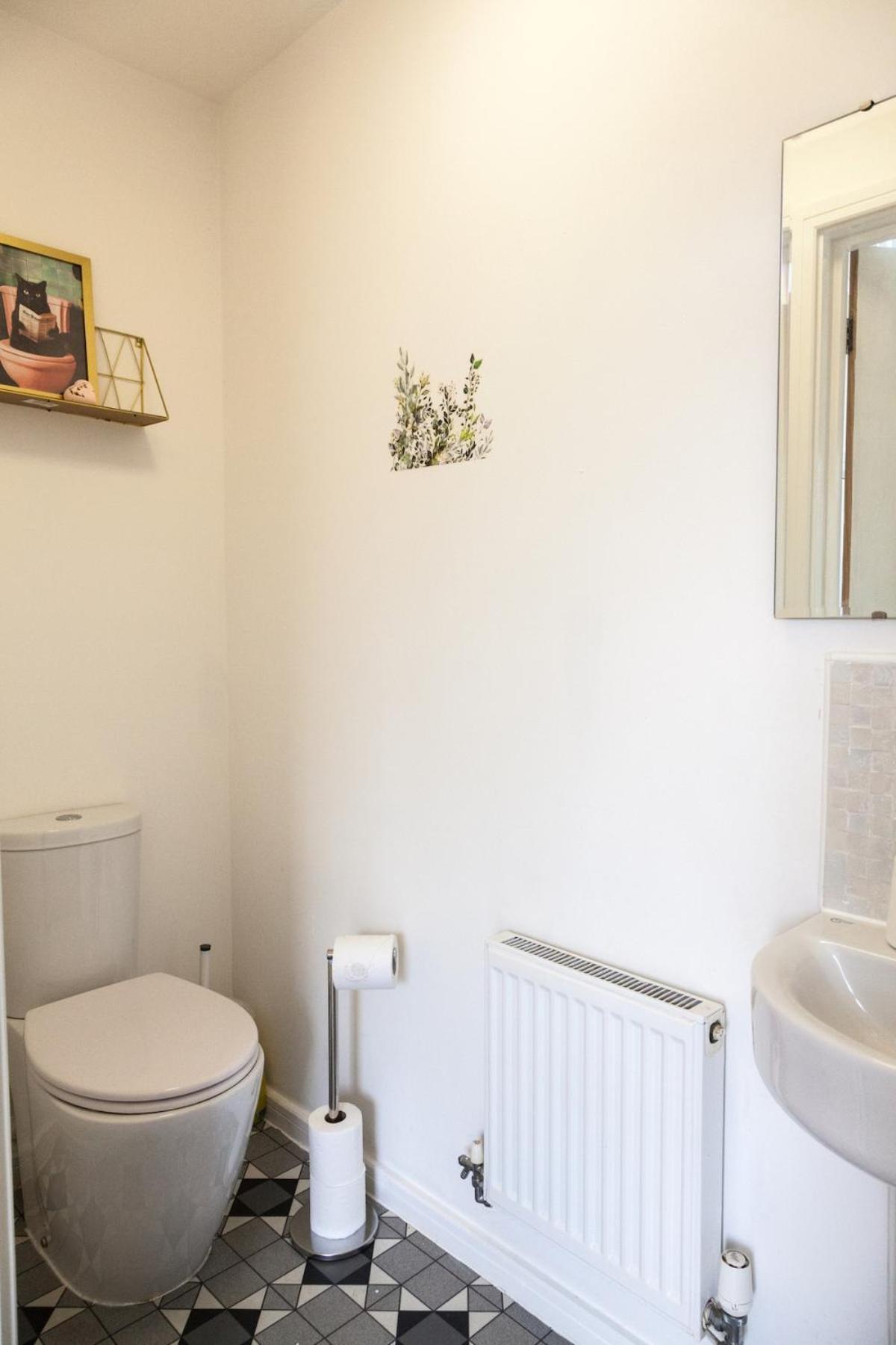 Stunning 4 Bed In Salford - Sleeps 9 *