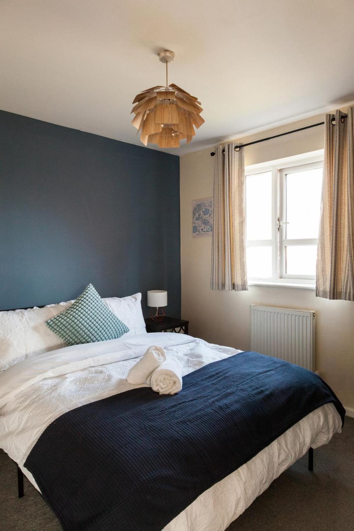 Stunning 4 Bed In Salford - Sleeps 9 *