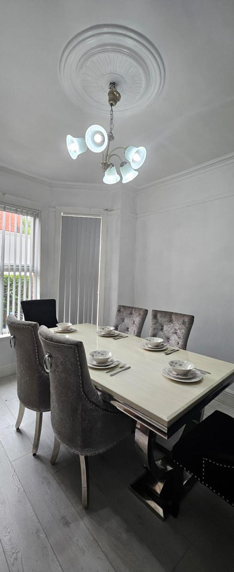 Modern Three Bed House Near Manchester City Centre Holiday home *
