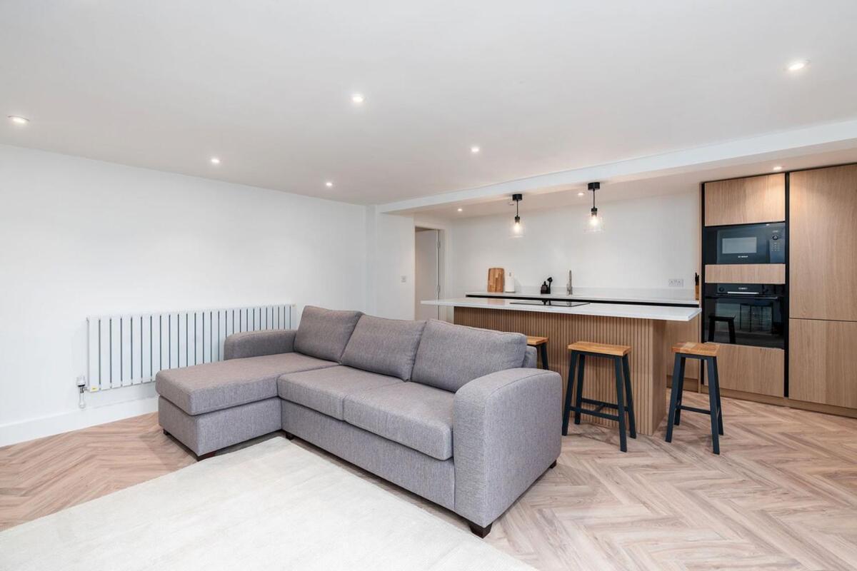 Apartment 2 Bedroom, 2 Bathroom Apartment, Close To Mcr Centre