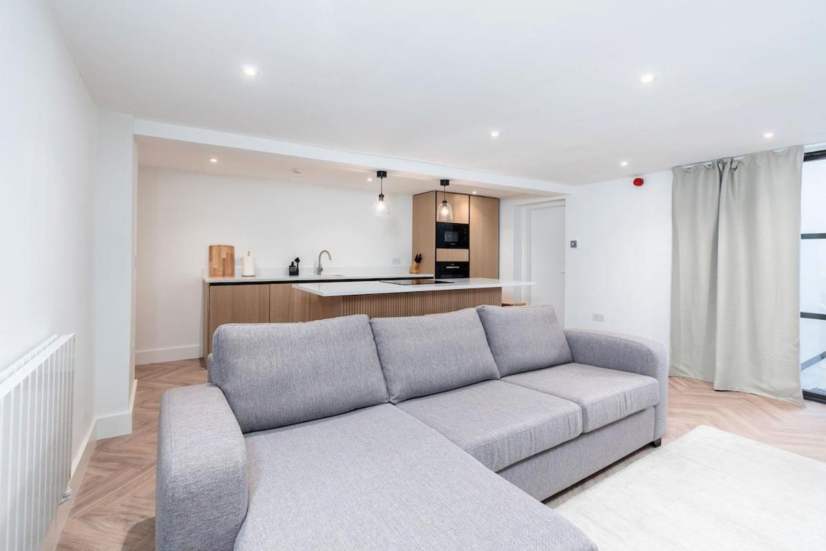 2 Bedroom, 2 Bathroom Apartment, Close To Mcr Centre Apartment *
