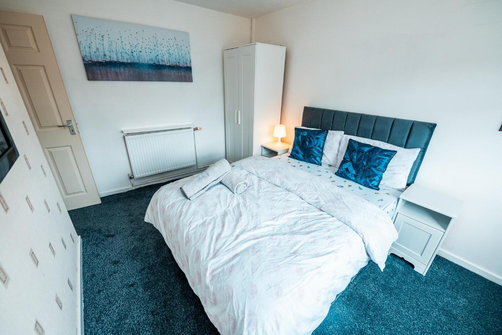 3-bed Retreat - Sleeps 7 Garden & Parking Holiday home