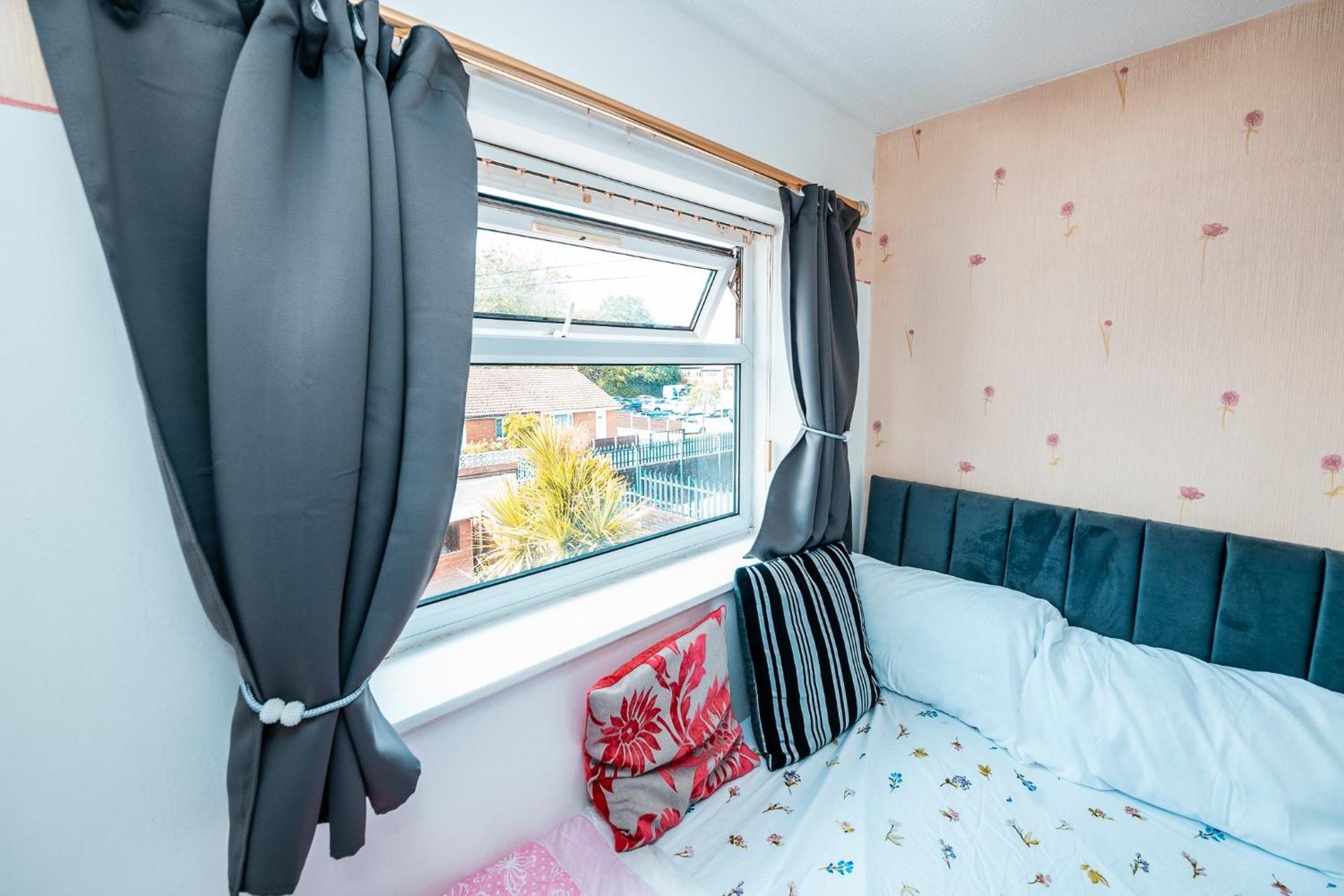 3-bed Retreat - Sleeps 7 Garden & Parking Manchester