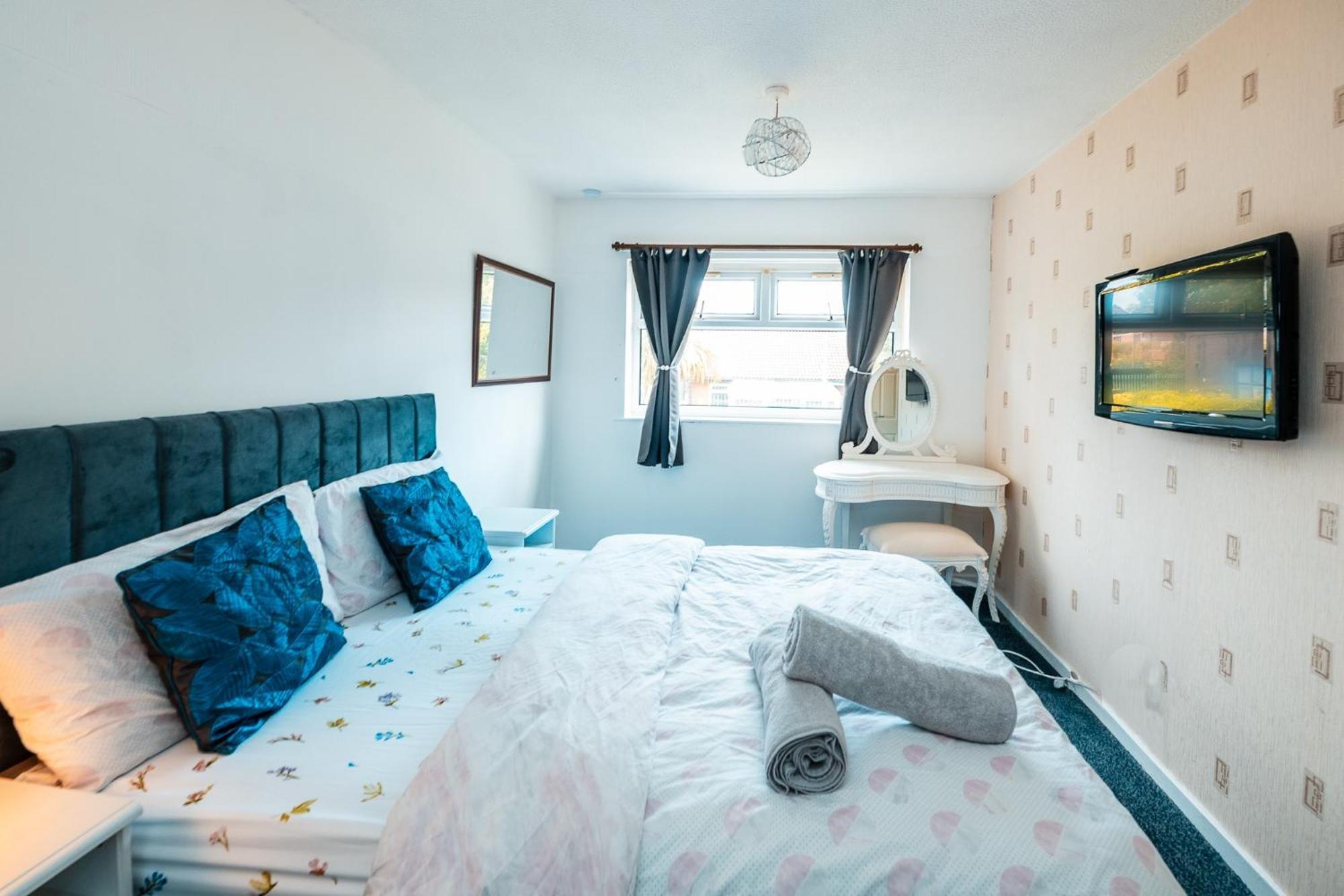 3-bed Retreat - Sleeps 7 Garden & Parking *