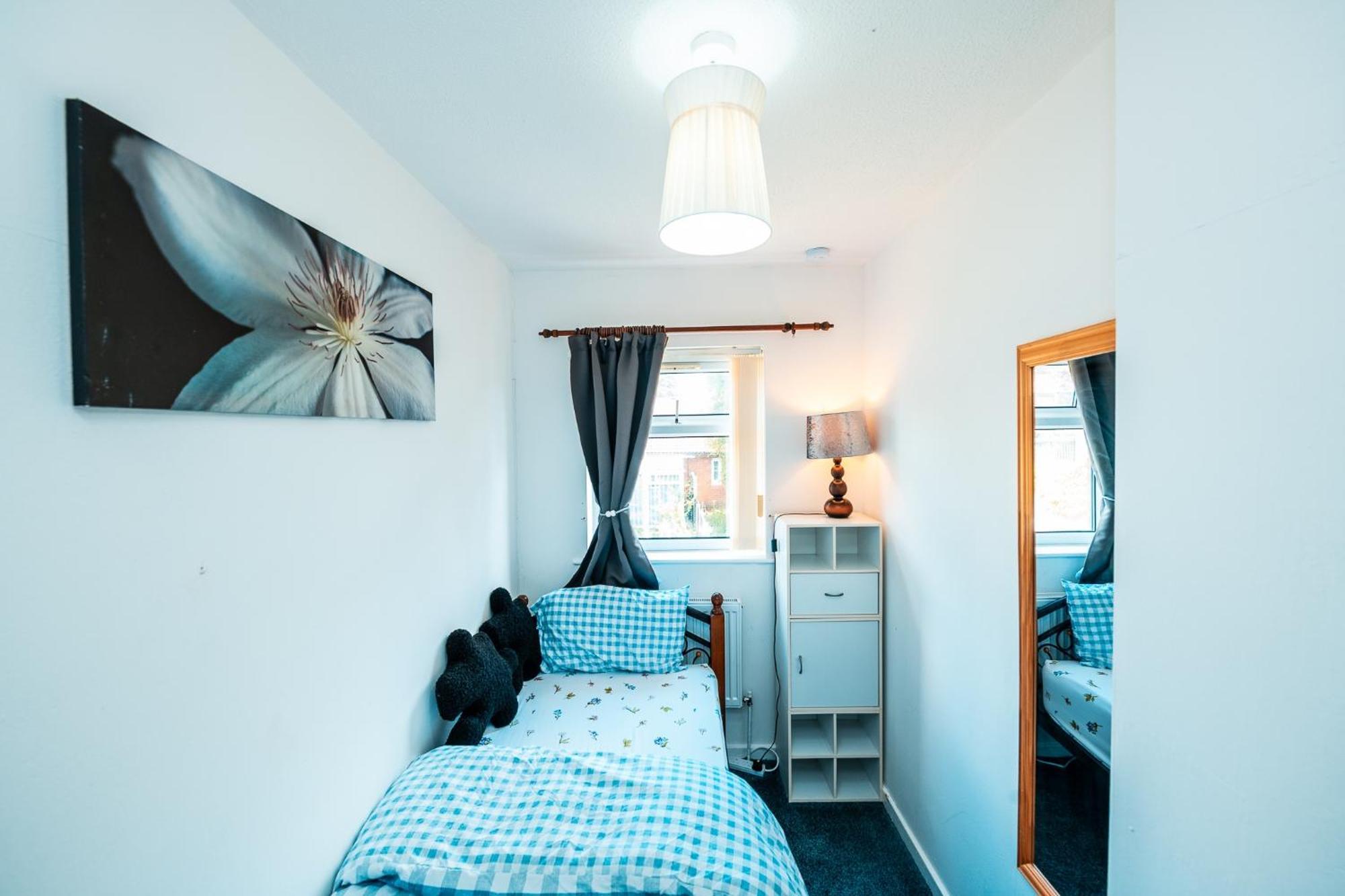 3-bed Retreat - Sleeps 7 Garden & Parking *