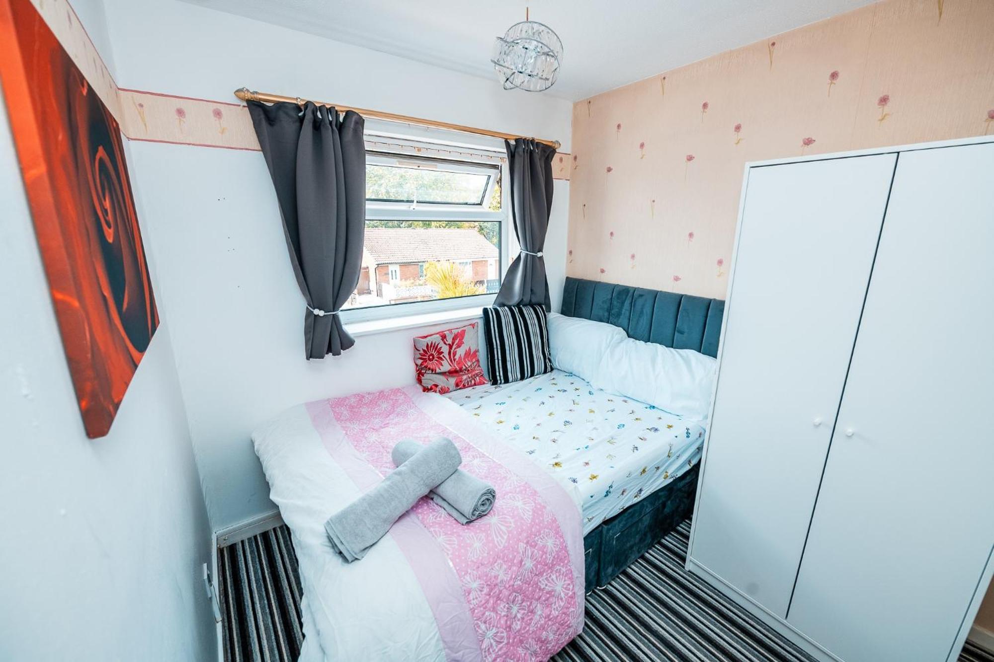 3-bed Retreat - Sleeps 7 Garden & Parking