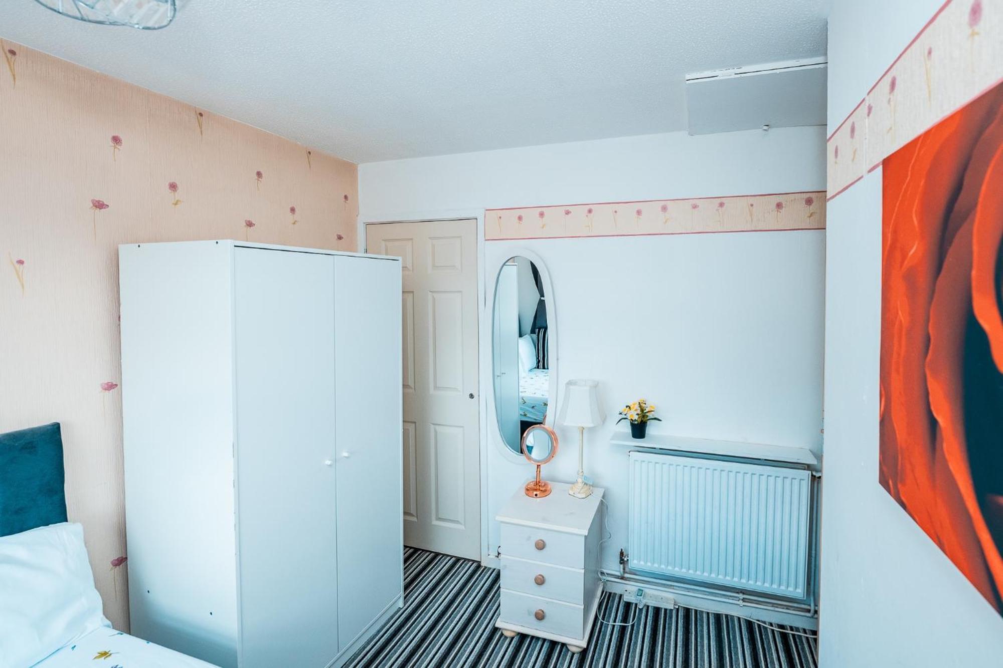 3-bed Retreat - Sleeps 7 Garden & Parking * Manchester