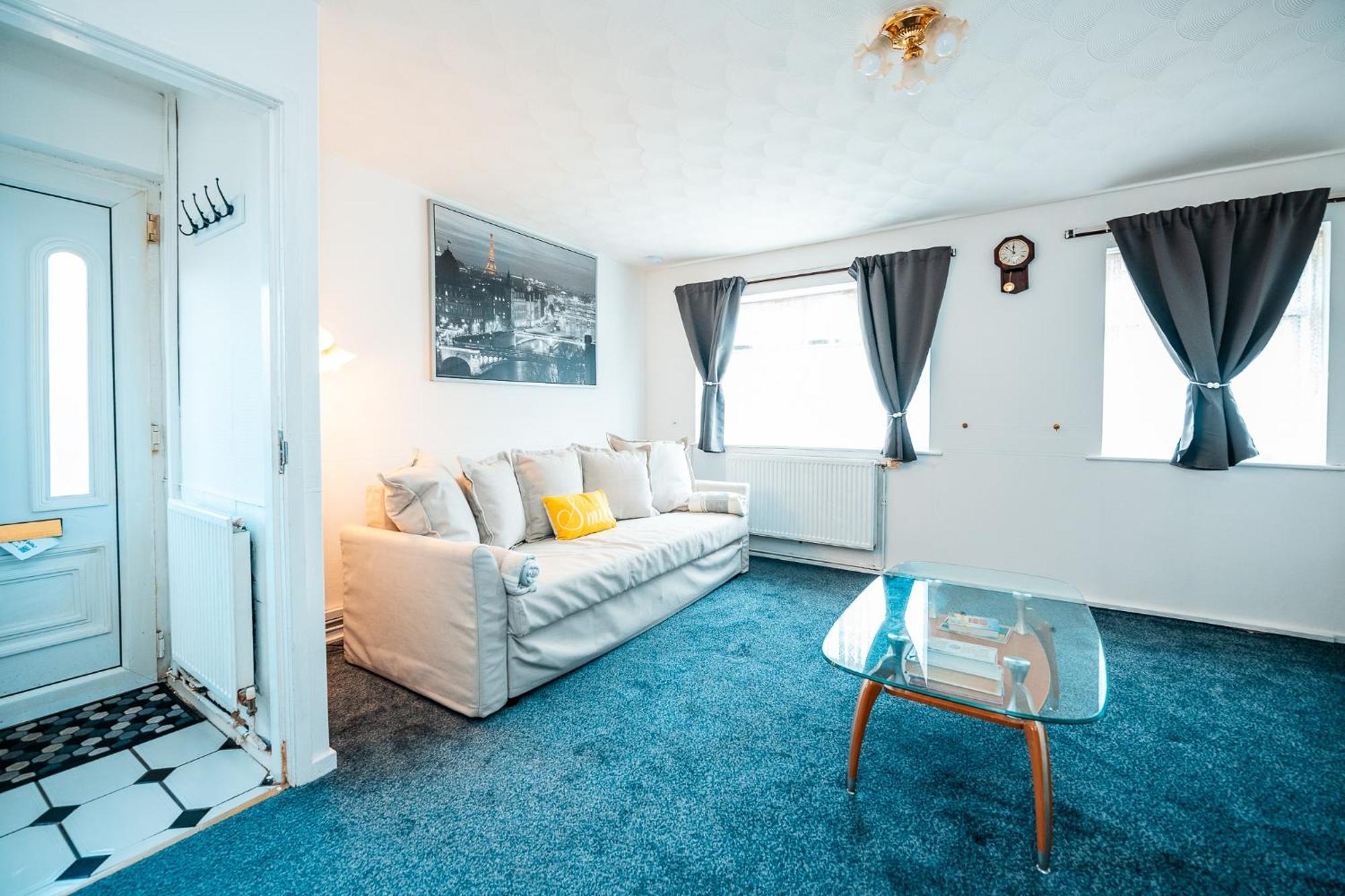 3-bed Retreat - Sleeps 7 Garden & Parking Holiday home Manchester