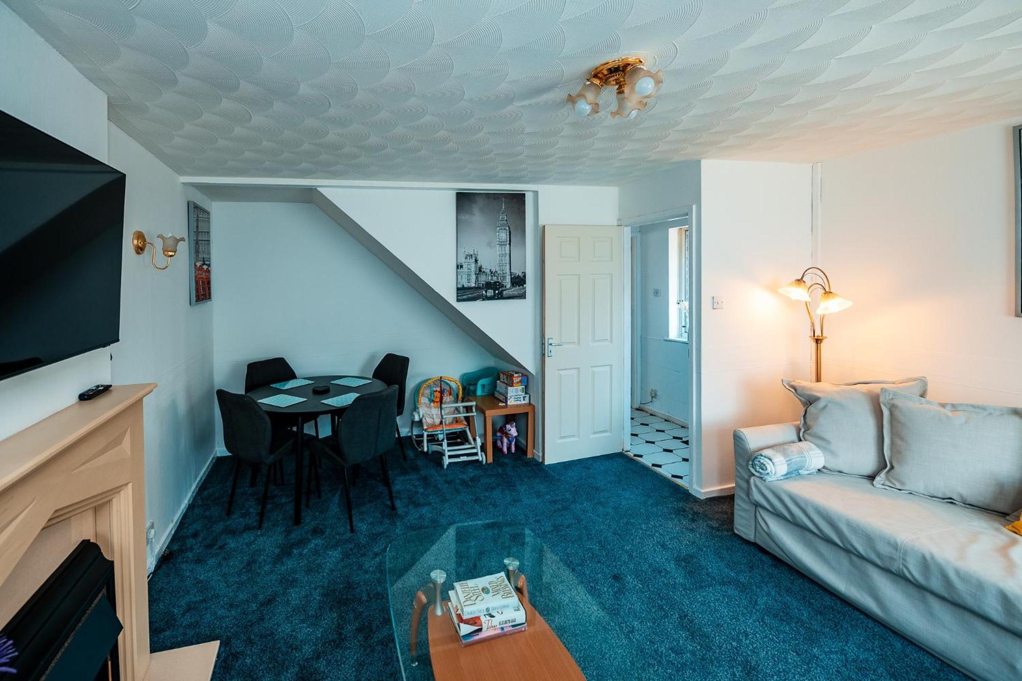 3-bed Retreat - Sleeps 7 Garden & Parking Holiday home