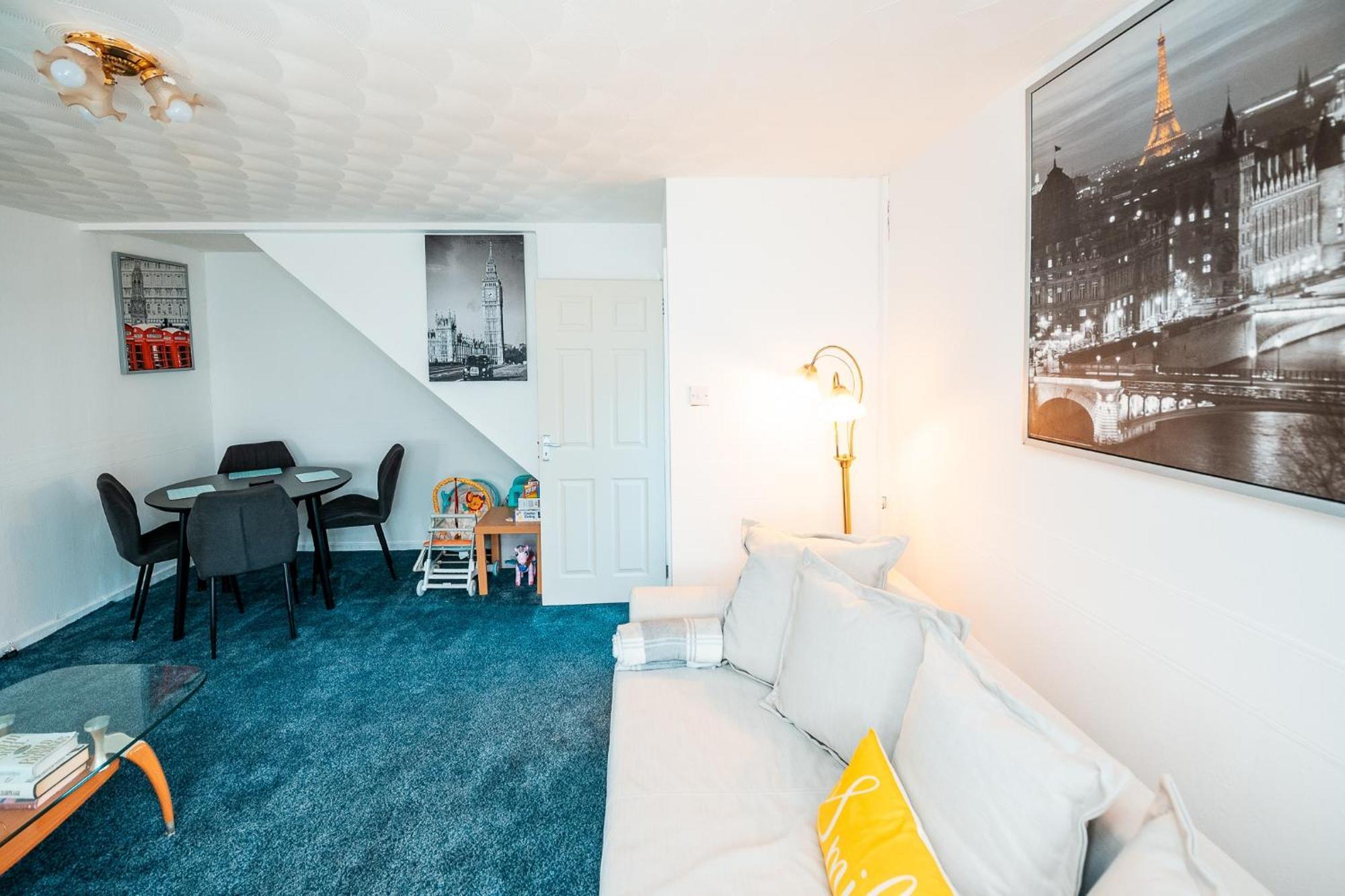 3-bed Retreat - Sleeps 7 Garden & Parking Holiday home *
