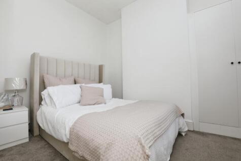 Morden 2br With Views