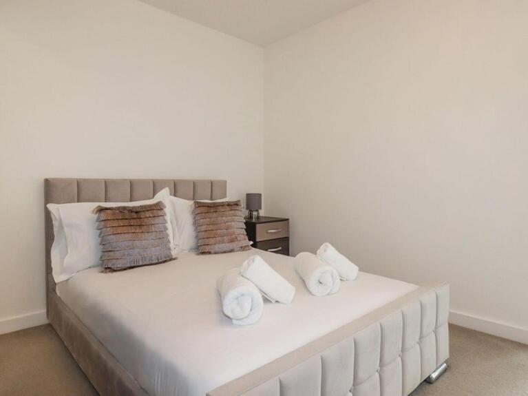 Morden 2br With Views
