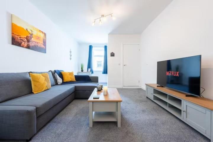 Morden 2br With Views *