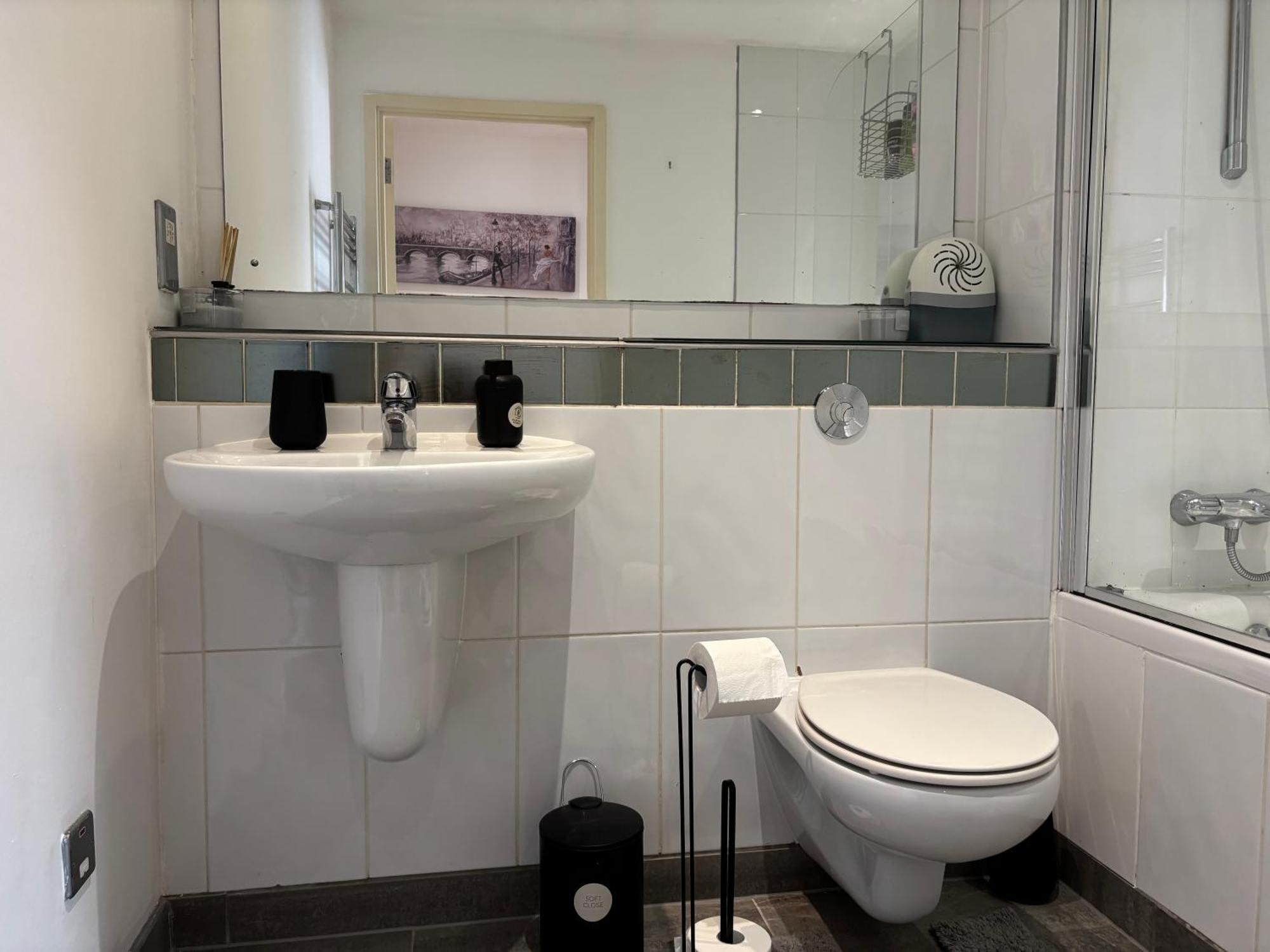 Lux 2bed Centre And Ao Arena Free Parking Modern Apartment *