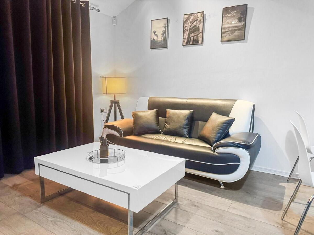 Chic 3-br House Ao Arena, Centre,old Trafford Holiday home