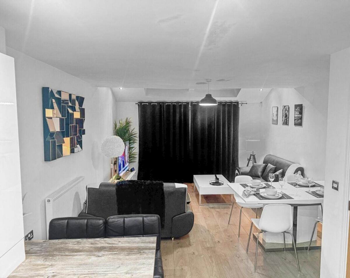 Chic 3-br House Ao Arena, Centre,old Trafford Holiday home