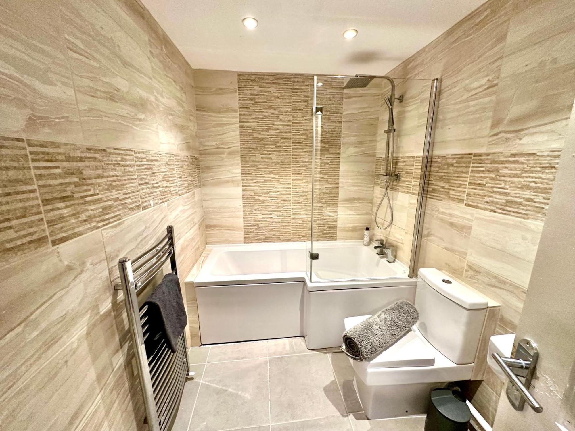 Stylish 4Br Townhouse On Stretford Marina - Waterside Stay In M32 Apartment *