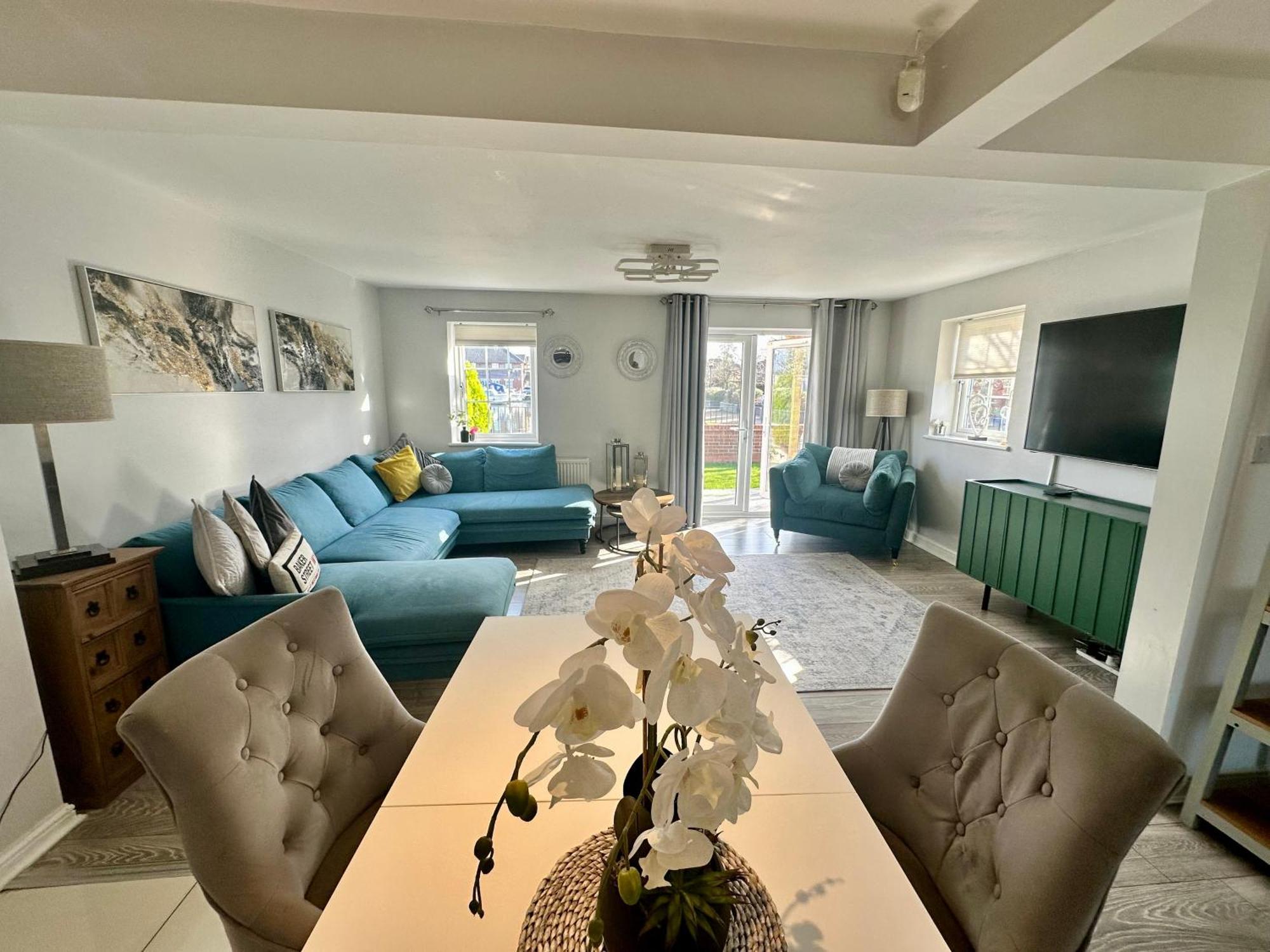 Apartment Stylish 4Br Townhouse On Stretford Marina - Waterside Stay In M32 *