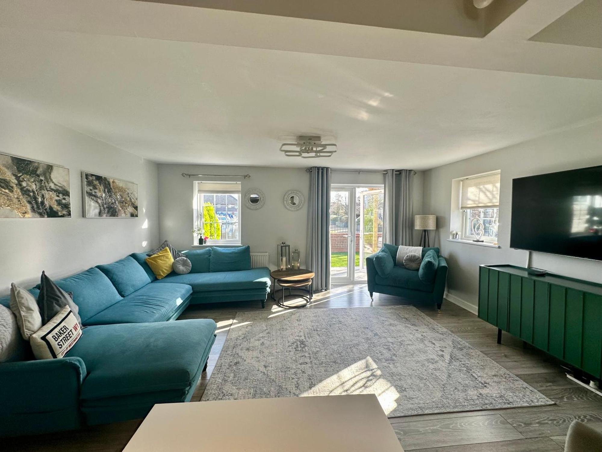 Stylish 4Br Townhouse On Stretford Marina - Waterside Stay In M32 Apartment *