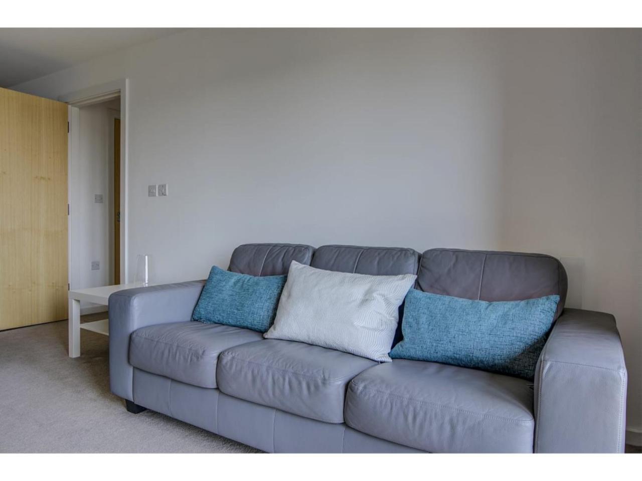 Large, Spacious And Modern Apt For 4 In * Manchester