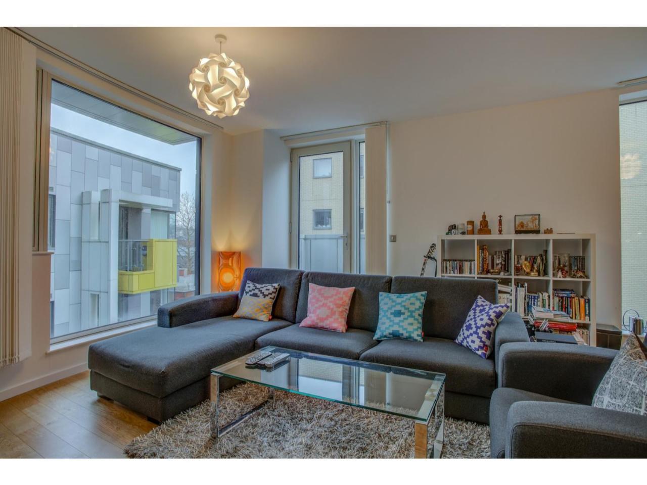 Stylish And Charming Apt For Up To 4,