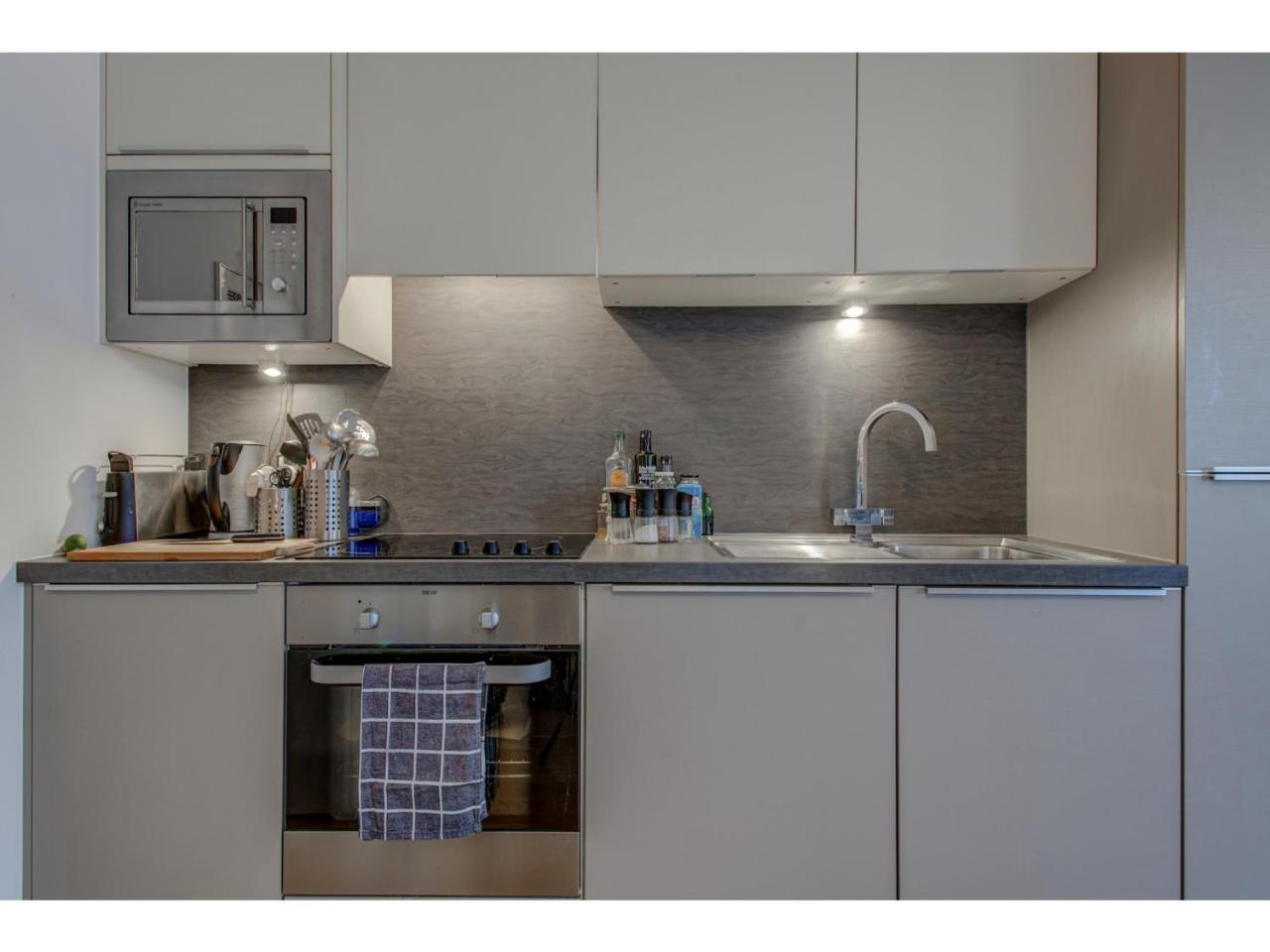 Stylish And Charming Apt For Up To 4,