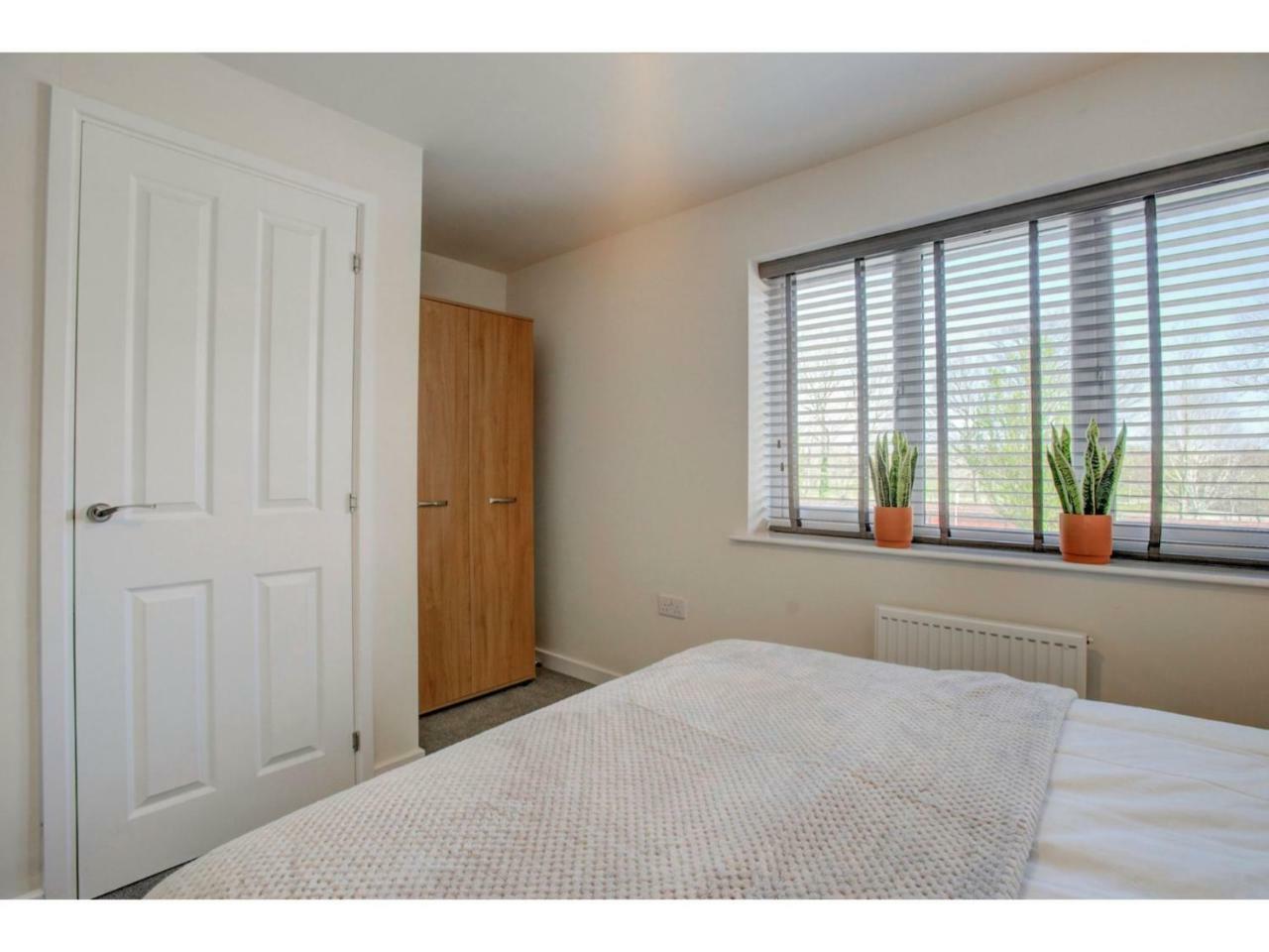 Newly Built, Splendid House For 5 In Manchester! *