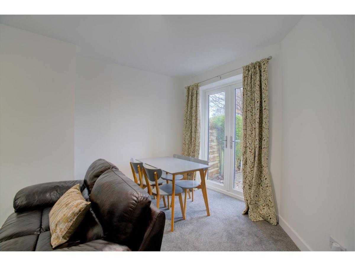 Gorgeous 3 Bed Near Airport *