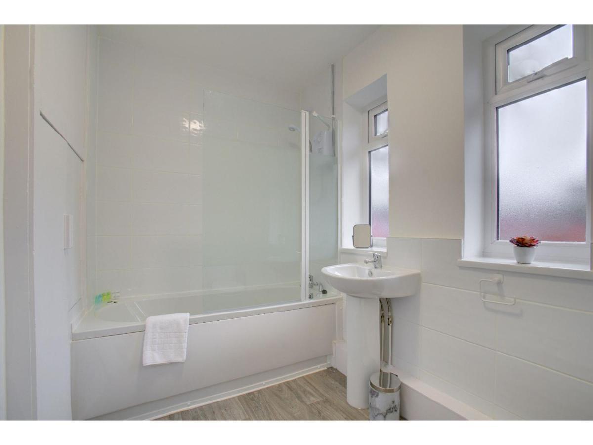 Holiday home Gorgeous 3 Bed Near Airport *