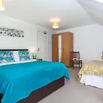 5 Bed House 15 Min From Manchester! With Free Parking!