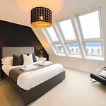 Stunning 4 Bed House With Cinema Room & Parking