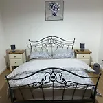 Lovely 2 Bedroom Apartment With Free Parking