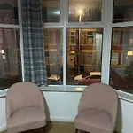 Lovely 2 Bedroom Apartment With Free Parking