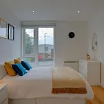 Lovely 2-Bed Apartment In Manchester With Parking