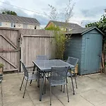 Manchester 2 Bedroom House With Garden