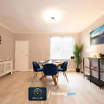 Luxurious & Homely 2 Bedroom Home By Opuluxe Properties Short Lets & Serviced Accommodation Near Manchester City Center With Free Parking