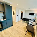 Cozy And Modern 1 Bed Apartment In Prime Location